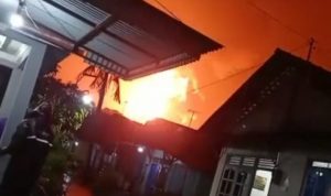 Kilang pertamina RU IV di Cilacap terlihat jelas terbakar dari pemukiman warga