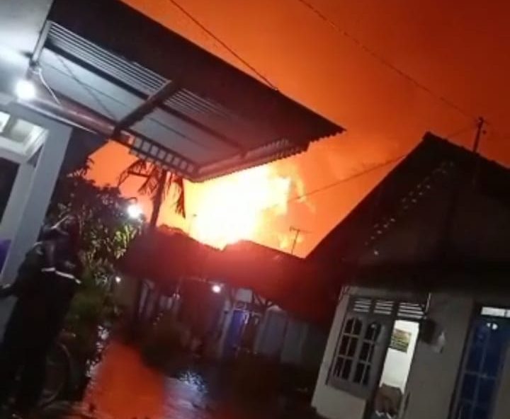 Kilang pertamina RU IV di Cilacap terlihat jelas terbakar dari pemukiman warga