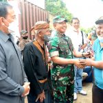 Mayjen TNI Agus Subiyanto Ketika bersilahturahmi dengan para tetangganya di RW 10