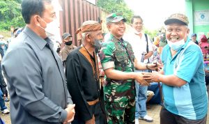 Mayjen TNI Agus Subiyanto Ketika bersilahturahmi dengan para tetangganya di RW 10