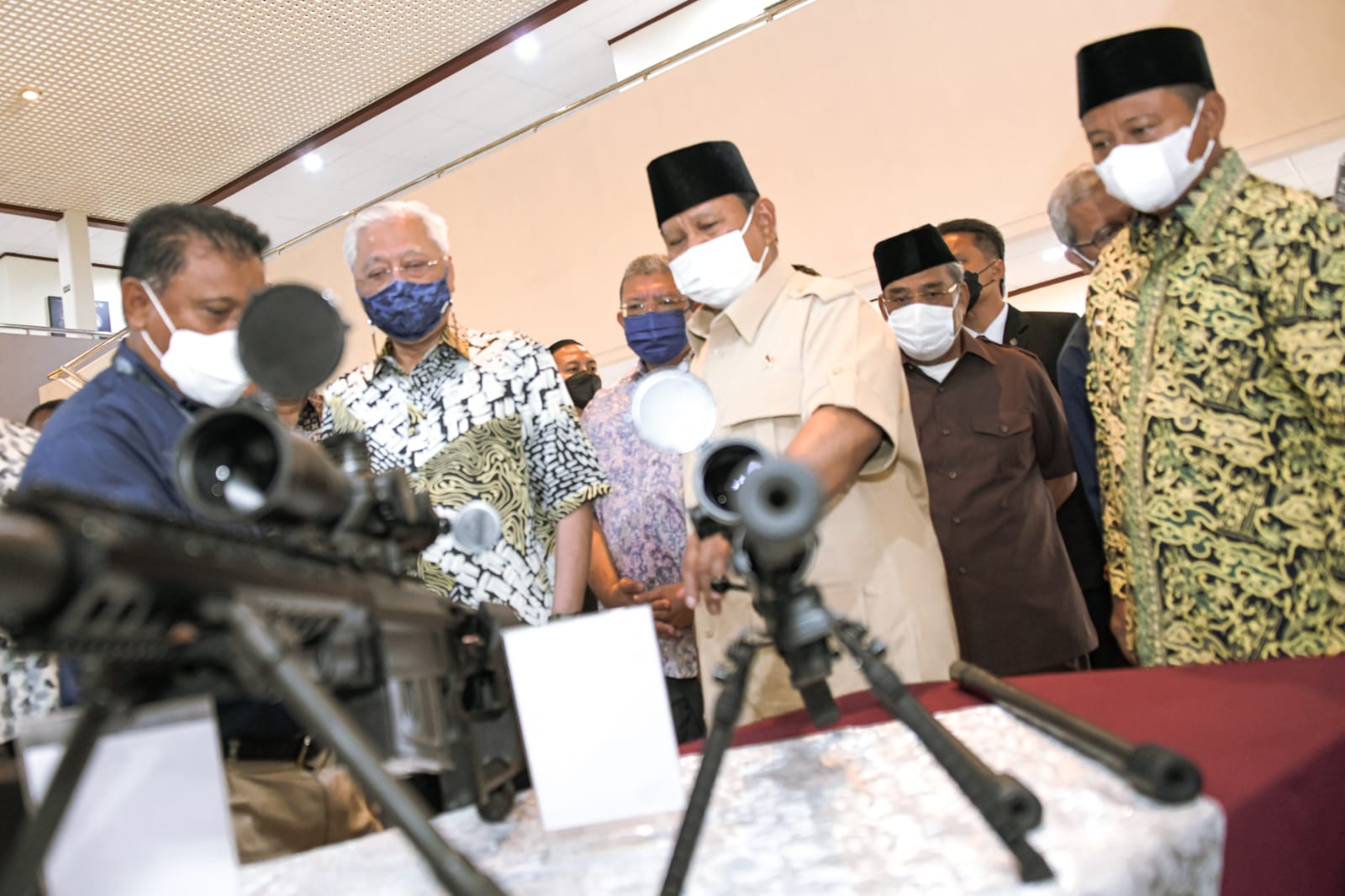 Menhan Prabowo didamping wagub Jabar Uu Ruzhanul Ulum menerima kunjungan kerja PM Malaysia untuk melihat produk-produk andalan PT Pindad