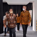 Menko Airlangga Hartarto bersama Direksi Presiden Direktur Sampoerna Mindaugas Trumpaitis usai membicarakan masa depan Industri Tembakau