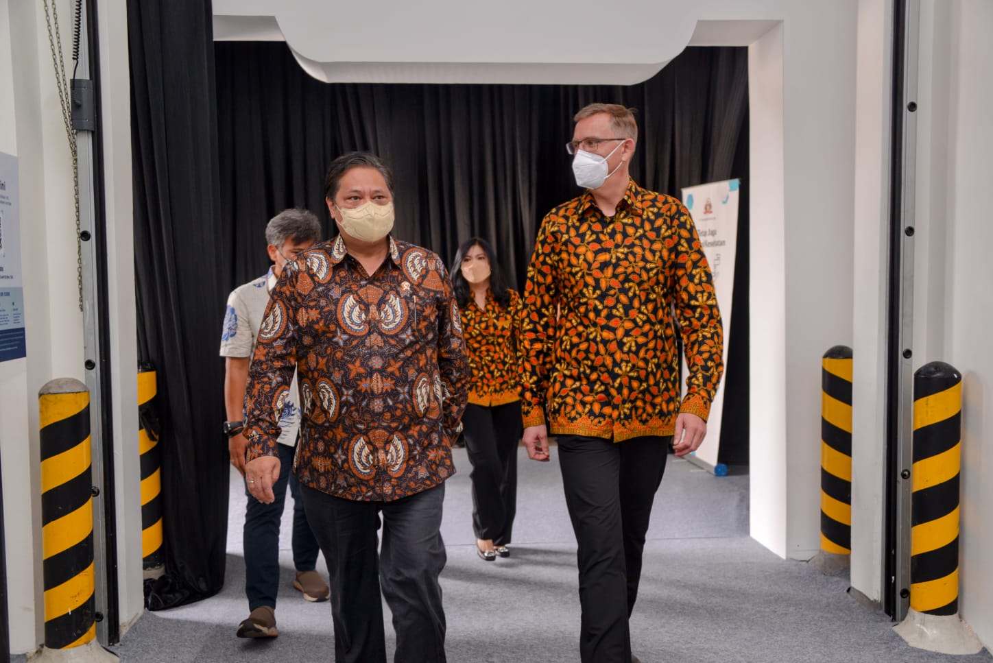 Menko Airlangga Hartarto bersama Direksi Presiden Direktur Sampoerna Mindaugas Trumpaitis usai membicarakan masa depan Industri Tembakau