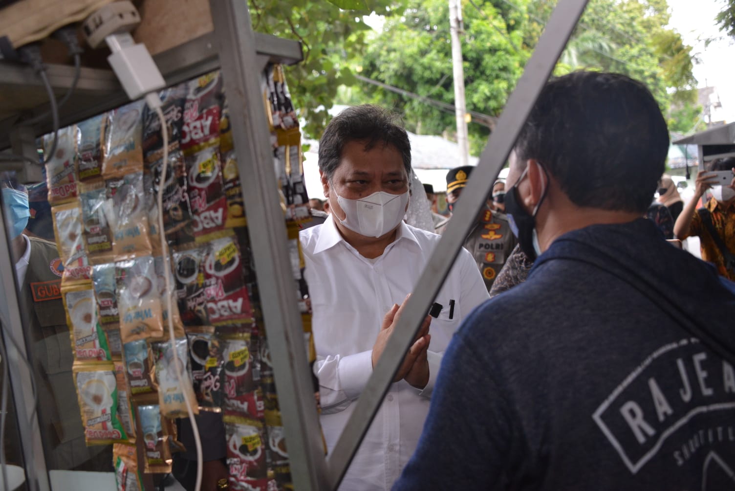 Menteri Koordinator Airlangga Hartarto berdialog dengan pemilik warung untuk menjelaskan program Kartu Prakerja dan bantuan KUR untuk kelangsungan usaha.