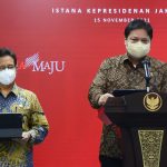 Menteri Koordinator Bidang Perekonomian Airlangga Hartarto memberikan sambutan secara virtual ketika menghadiri Milad Muahammadiyah