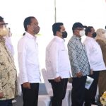Menteri Koordinator Bidang Perekonomian Airlangga Hartarto mendampingi Presiden Joko Widodo ketika meresmikan Kawasan Ekonomi Kreatif (KEK) Gresik