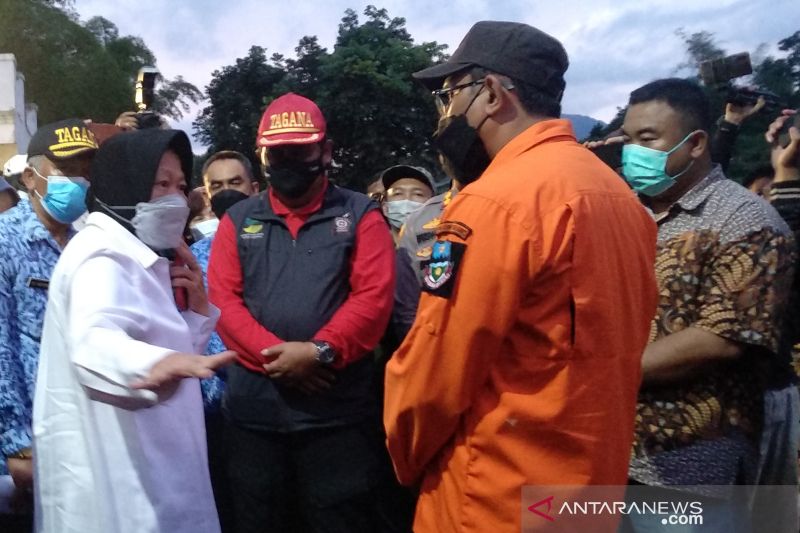 Menteri Sosial Tri Rismaharini (kiri) dan Wakil Bupati Garut Helmi Budiman (kanan) usulkan untuk mendirikan Lumbung Sosial ketika meninjau daerah yang terdampak banjir bandang di Kecamatan Sukawening, Kabupaten Garut