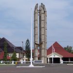 Monumen Tugu Bambu Runcing di Depan Pendopo Alun-alun sebagai simbol dan icon Kota Indramayu