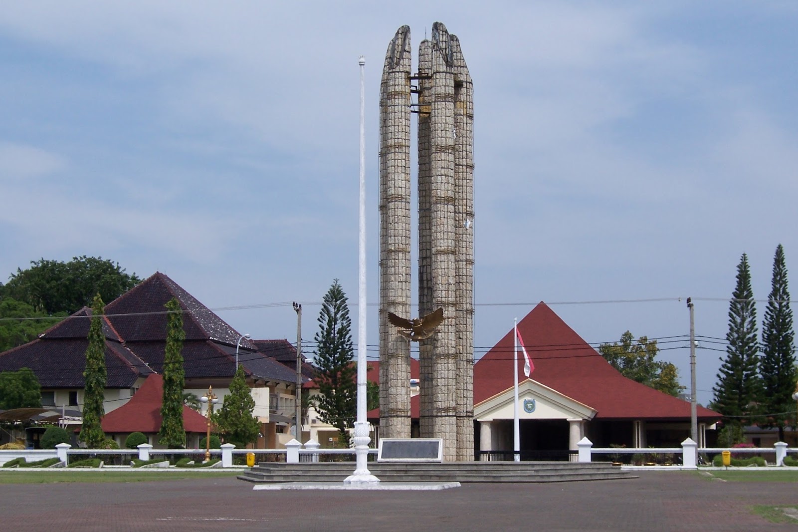 Monumen Tugu Bambu Runcing di Depan Pendopo Alun-alun sebagai simbol dan icon Kota Indramayu