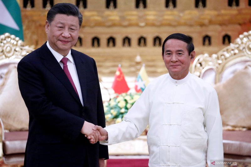 Presiden China Xi Jinping dan Presiden Myanmar Win Myint berjabat tangan di Istana Kepresidenan di Naypyitaw, Myanmar, Jumat (17/1/2020). ANTARA FOTO/REUTERS/Ann Wang/nz/djo