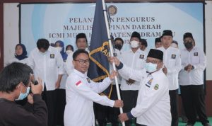 Penyerahan bendera pataka ICMI Muda kepada Ketua ICMI Muda Kabupaten Indramayu Dikdik Himawan