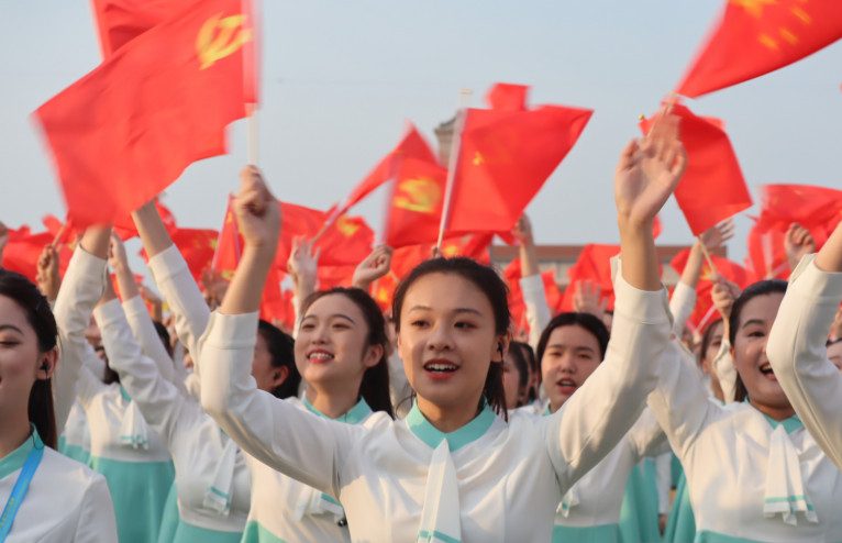 Kader muda Partai Komunis China (CPC) bernyanyi sambil mengibarkan bendera partainya dalam perayaan 100 tahun berdirinya CPC di Lapangan Tian'anmen, Beijing, Kamis (1/7/2021). Dalam peringatan tersebut Presiden China sekaligus Sekretaris Jenderal CPC Xi Jinping menyampaikan pidato selama 1,5 jam dari gerbang utama museum Kota Terlarang, Beijing, beberapa saat setelah parade militer. ANTARA FOTO/M. Irfan Ilmie/ (ANTARA/M. Irfan Ilmie)