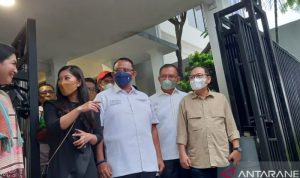 Pimpinan dan anggota Komisi I DPR RI mendatangi kediaman calon Panglima TNI Jenderal Andika Perkasa, di Jakarta, Minggu. (ANTARA/Imam Budilaksono)