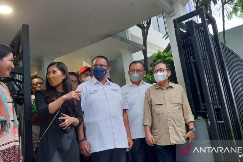 Pimpinan dan anggota Komisi I DPR RI mendatangi kediaman calon Panglima TNI Jenderal Andika Perkasa, di Jakarta, Minggu. (ANTARA/Imam Budilaksono)