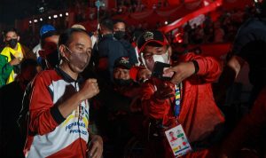 Presiden Joko Widodo menghampiri para Atlet Peparnas Papua untuk berswafoto