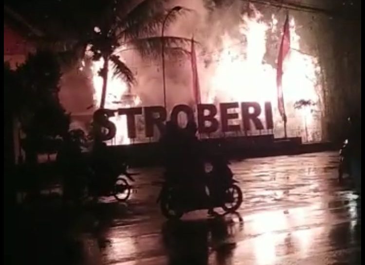 Rumah Makan Asep Strowberi di Jalan Kadungora Garut hangus terbakar