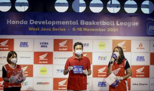 AMBISI: Riki Hidayat, pelatih SMAN 2 Bandung sebagai perwakilan tim putra dan putri pada saat sesi drawing Senin (1/11) lalu, untuk menentukan posisi pada bagan Honda DBL 2021 West Java Series.