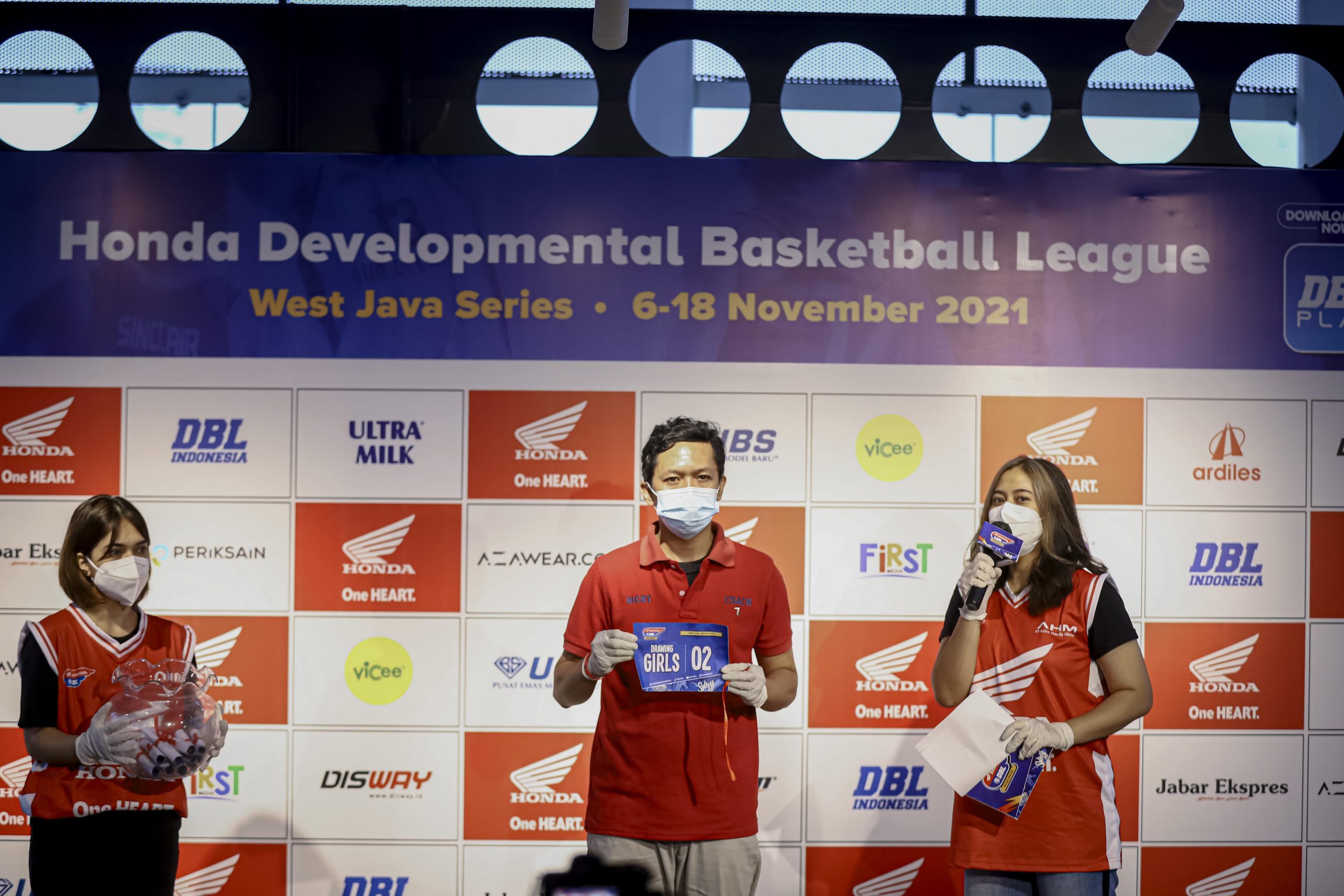 AMBISI: Riki Hidayat, pelatih SMAN 2 Bandung sebagai perwakilan tim putra dan putri pada saat sesi drawing Senin (1/11) lalu, untuk menentukan posisi pada bagan Honda DBL 2021 West Java Series.