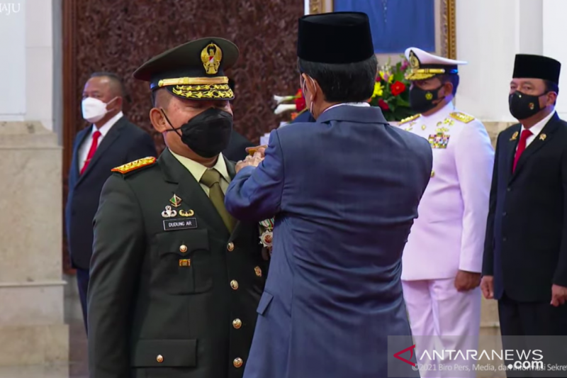 Tangkapan layar Presiden RI Joko Widodo (Jokowi) melantik Letnan Jenderal TNI Dudung Abdurachman sebagai Kepala Staf Angkatan Darat (Kasad) di Istana Negara, Jakarta, Rabu (17/11/2021). ANTARA/Indra Arief