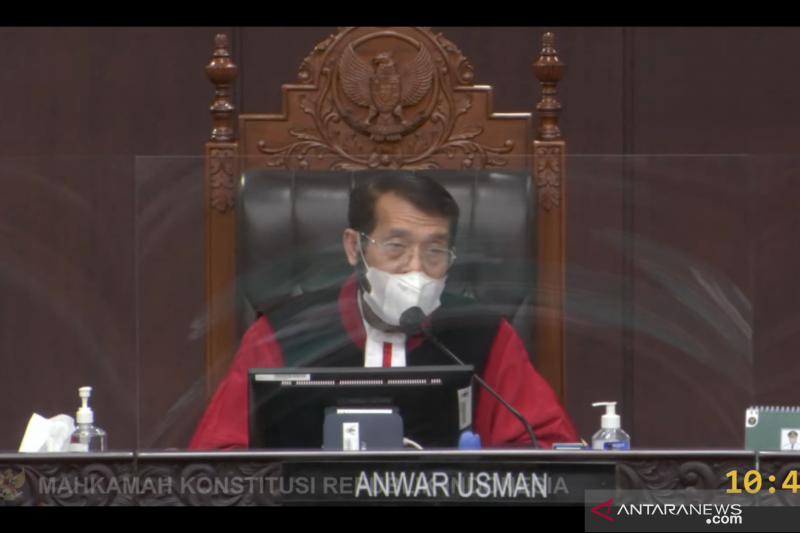 Tangkapan layar Ketua MK Anwar Usman saat membacakan amar putusan yang disiarkan secara langsung di kanal YouTube Mahkamah Konstitusi RI dan dipantau dari Jakarta, Kamis (25/11/2021). ANTARA/Putu Indah Savitri
