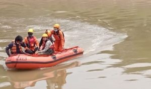 Dokumentasi tim penyelamat gabungan mencari korban seorang bocah tenggelam di Saluran Phb Robusta, Jakarta, Jumat (5/11/2021). ANTARA/Instagram/@kansar_jakarta.
