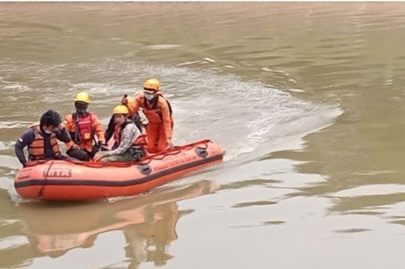 Dokumentasi tim penyelamat gabungan mencari korban seorang bocah tenggelam di Saluran Phb Robusta, Jakarta, Jumat (5/11/2021). ANTARA/Instagram/@kansar_jakarta.