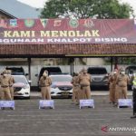 Sejumlah petugas mengikuti upacara deklarasi menolak knalpot bising di lapangan Sekretariat Daerah Pemkab Garut, Senin (8/11/2021). (ANTARA/HO-Diskominfo Garut)