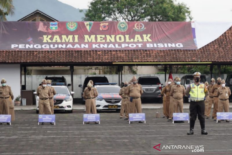 Sejumlah petugas mengikuti upacara deklarasi menolak knalpot bising di lapangan Sekretariat Daerah Pemkab Garut, Senin (8/11/2021). (ANTARA/HO-Diskominfo Garut)