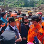 Wagub Jabar Uu Ruzhanul Ulum meninjau lokasi banjir Bandang di Kecamatan Sukawening Kabupaten Garut