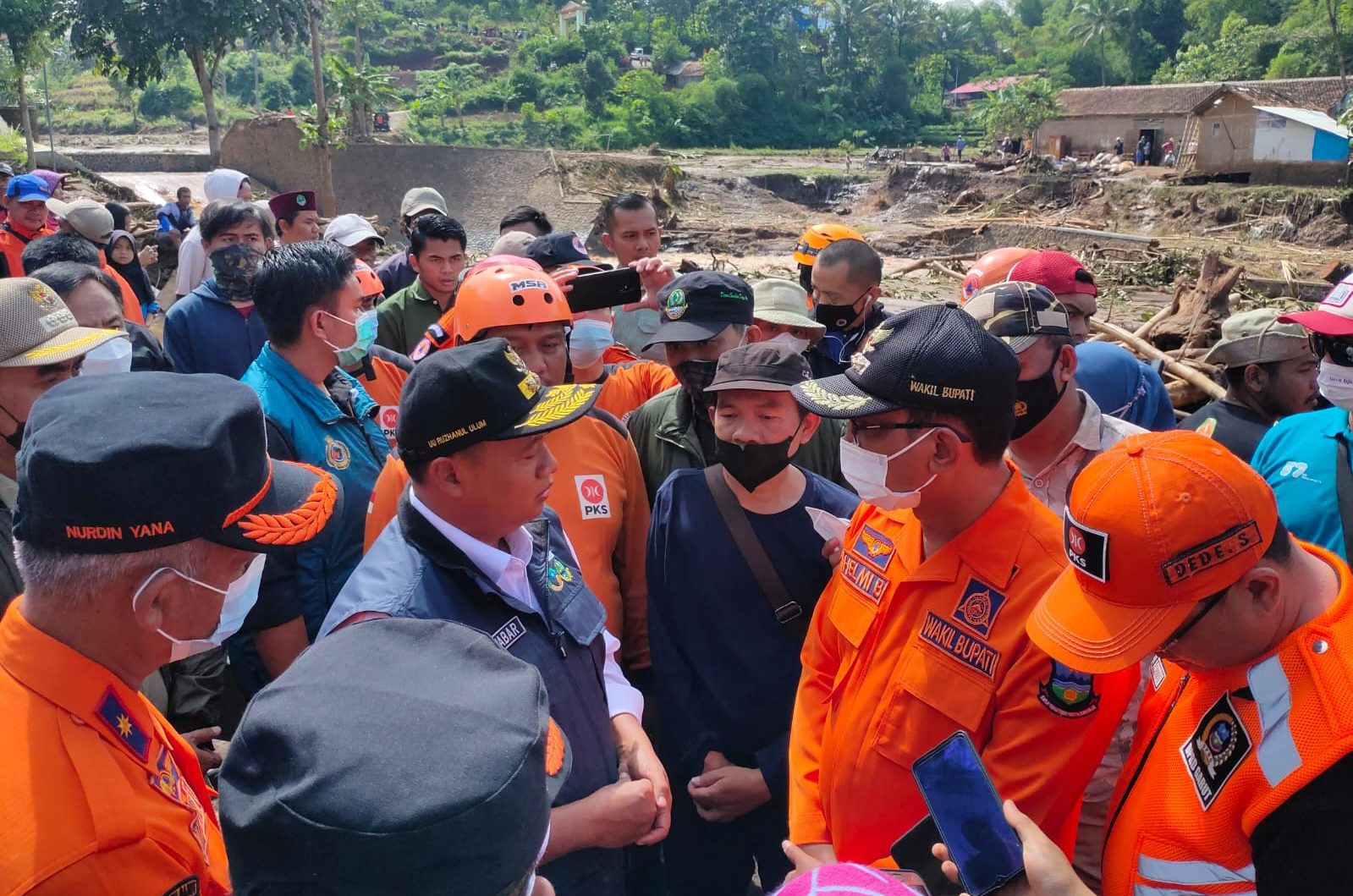Wagub Jabar Uu Ruzhanul Ulum meninjau lokasi banjir Bandang di Kecamatan Sukawening Kabupaten Garut