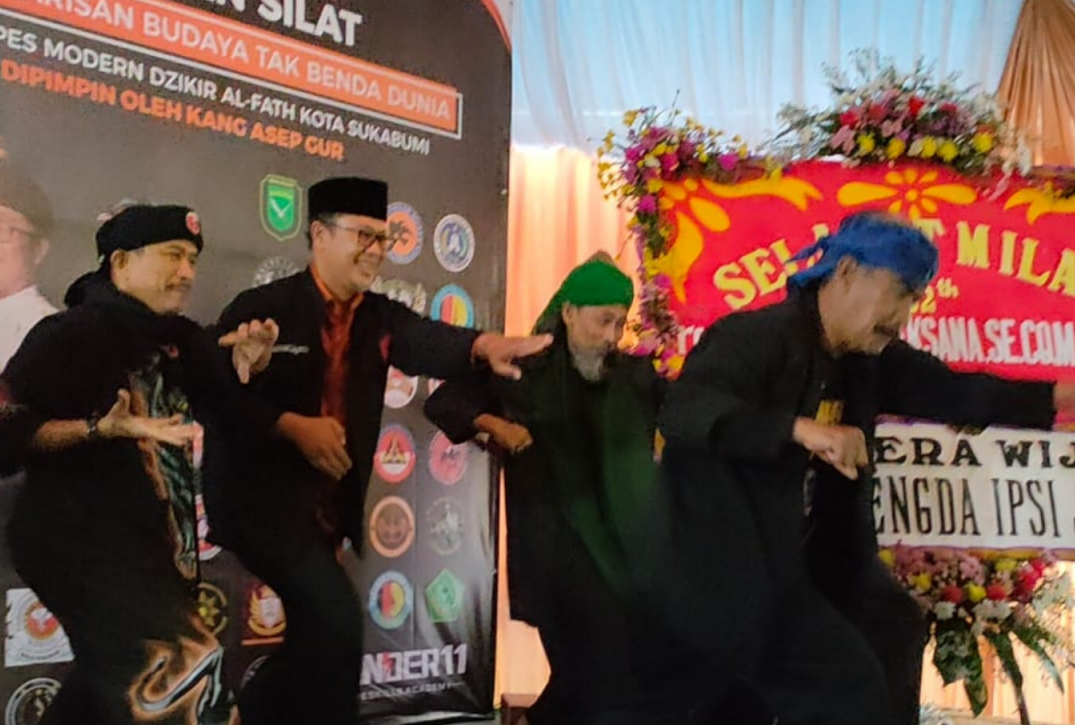 Wali Kota Achmad Fahmi bersama para pendekar silat melakukan gerakan senam silat khas Jawa Barat.