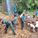 Warga Kecamatan Takokak, Cianjur, , masih berupaya membuka kembali jalan penghubung antar desa yang tertutup material longsor dan banjir