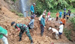 Warga Kecamatan Takokak, Cianjur, , masih berupaya membuka kembali jalan penghubung antar desa yang tertutup material longsor dan banjir