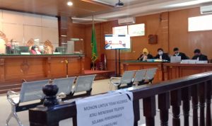 Suasana persidangan terdakwa kasus korupsi bansos Covid-19 Bandung Barat, M. Totoh Gunawan, Senin (1/11). (Sandi Nugraha/Jabar Ekspres)