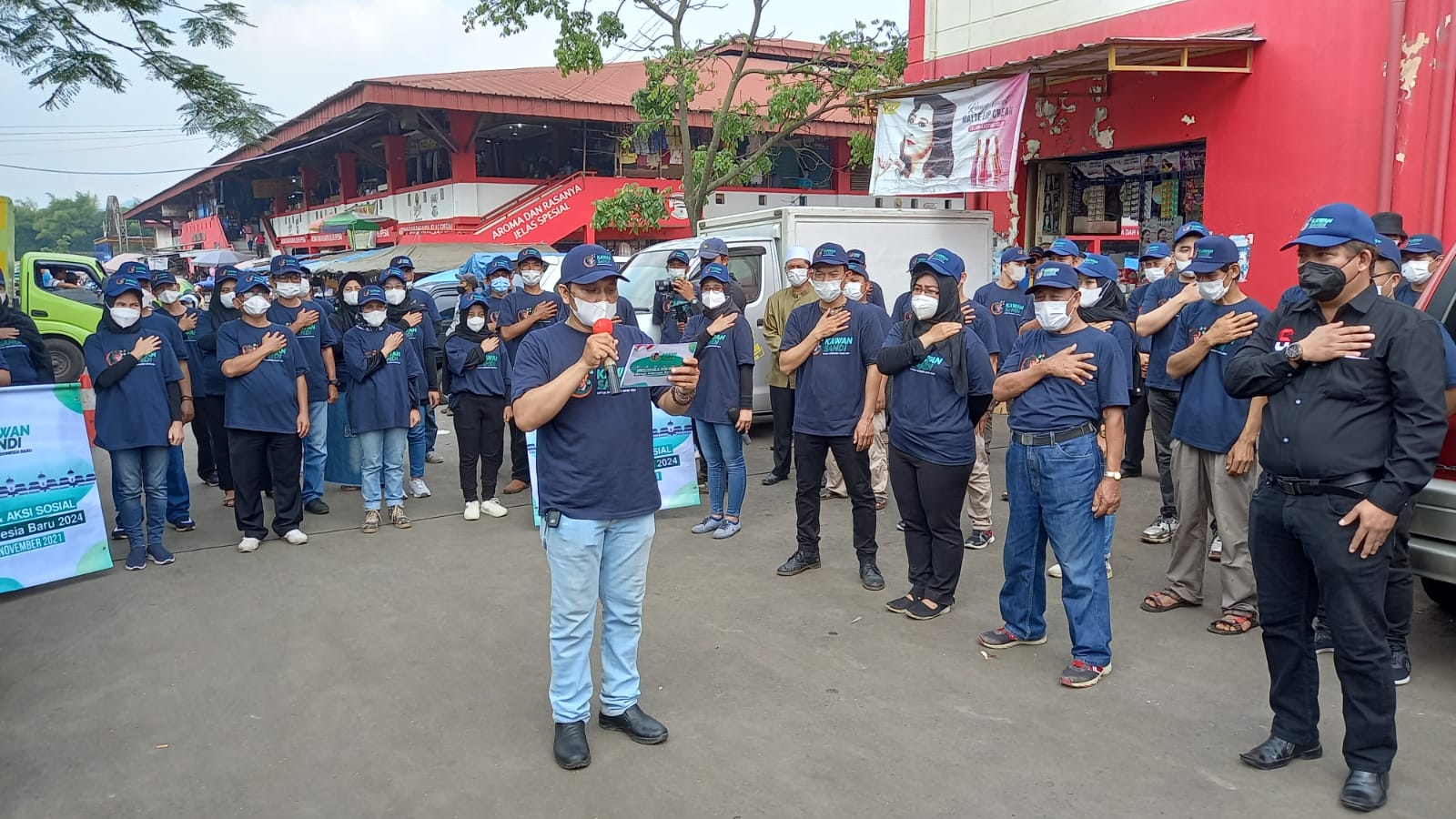 Suasana pelaksanaan deklarasi Sandiaga Uno jadi Capres di Pasar Antri Cimahi, Senin (1/11). (Intan Aida/Jabar Ekspres)