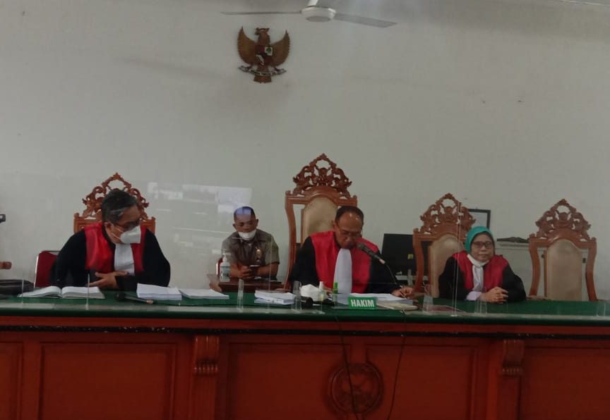 Majelis Hakim sedang membaca berkas putusan kasus Korupsi Banprov Jabar, di Pengadilan Negeri (PN) Bandung, Rabu (3/11). (Foto: Sandi Nugraha)