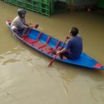Warga melintasi banjir menggunakan perahu, di Kampung Bojongasih, Dayeuhkolot, Rabu (3/11). (Yully S Yulianty/Jabar Ekspres)