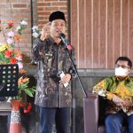 Bupati Bandung, Dadang Supriatna dalam acara syukuran Pensiun Kadisdik Kabupaten Bandung di Rumah Sadu Soreang, Kamis (4/11)