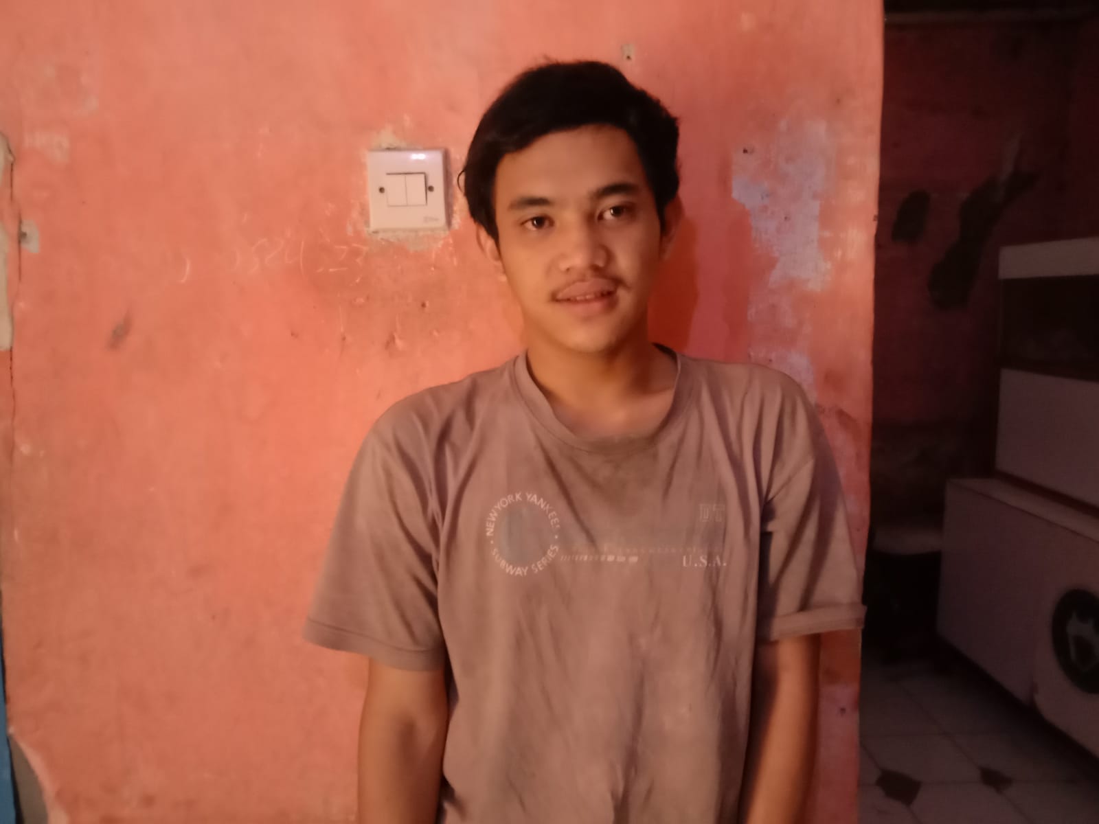 Sosok Ade Irawan, 21, saat ditemui di tempat tinggalnya, Kamis (4/11). (Intan Aida/Jabar Ekspres)