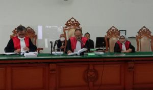 Majelis hakim Tipikor Pengadilan Negeri (PN) Bandung, saat membacakan berkas putusan kepada 3 terdakawa kasus bansos Covid-19 di KBB. Kamis (4/11). (Foto: Sandi Nugraha)