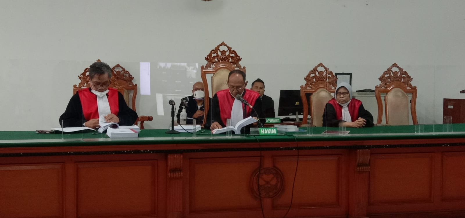 Majelis hakim Tipikor Pengadilan Negeri (PN) Bandung, saat membacakan berkas putusan kepada 3 terdakawa kasus bansos Covid-19 di KBB. Kamis (4/11). (Foto: Sandi Nugraha)