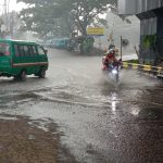 DERAS: Kota Cimahi diguyur hujan hingga muncul genangan air di kawasan Cilember, Kamis (4/11). (Intan Aida/Jabar Ekspres)