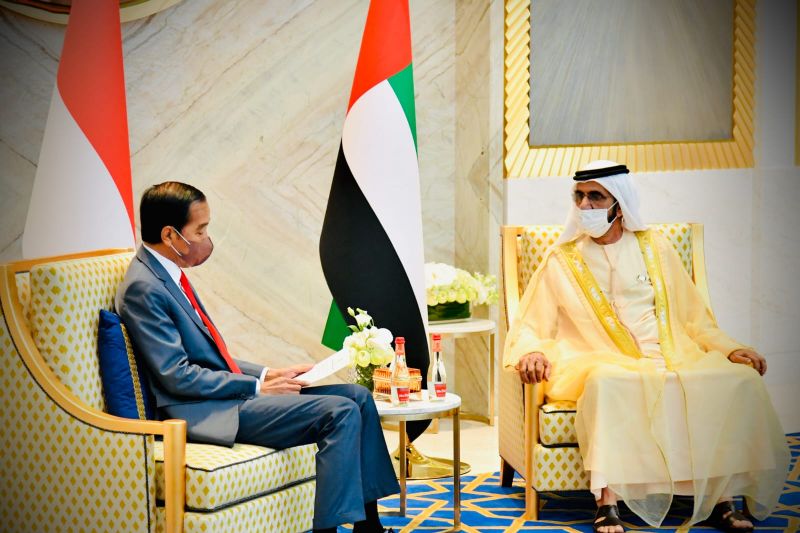 Presiden RI Joko Widodo (kiri) bertemu dengan Perdana Menteri dan Emir Dubai PEA Sheikh Mohammed Bin Rashid Al Maktoum (MBR) di Dubai, Persatuan Emirat Arab (PEA), Kamis (4/11). (ANTARA/HO-Biro Pers Sekretariat Presiden/Laily Rachev)