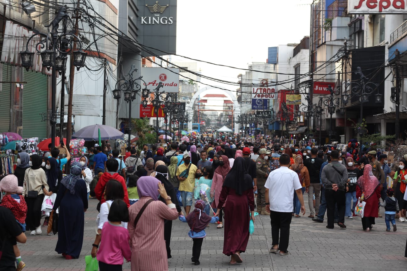 Mobilitas masyarakat di Alun-Alun Kota Bandung saat masa pandemi. (Foto: Sandi Nugraha/Jabar Ekspres)