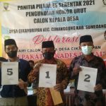 Tahap pembagian nomor calon kades di Desa Cikahuripan, Kecamatan Cimanggung, Kabupaten Bandung, beberapa waktu lalu.