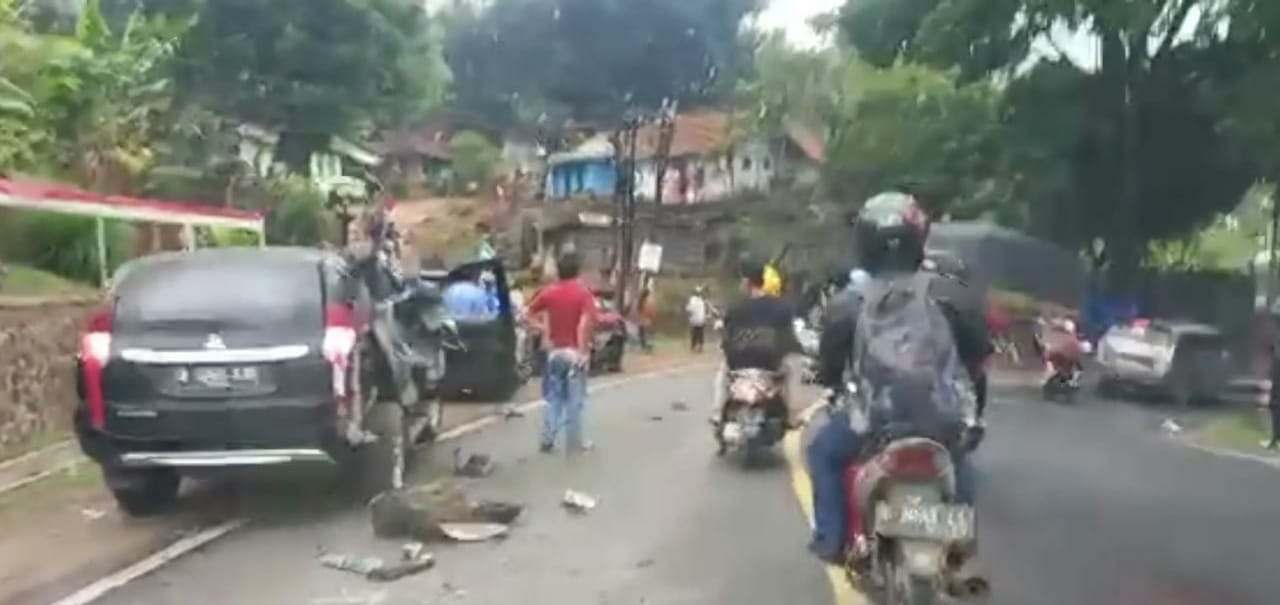 Kecelakaan lalu lintas di tikungan Sanur, Kecamatan Tanjungsari, Sumedang pada Minggu (7/11).