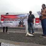 Sejumlah massa dari Gerakan Rakyat Bersatu (GRB) untuk Indonesia melakukan aksi damai di depan Taman Makam Pahlawan Nasional (TMPN) Cikutra, Kota Bandung, Senin (8/11).
