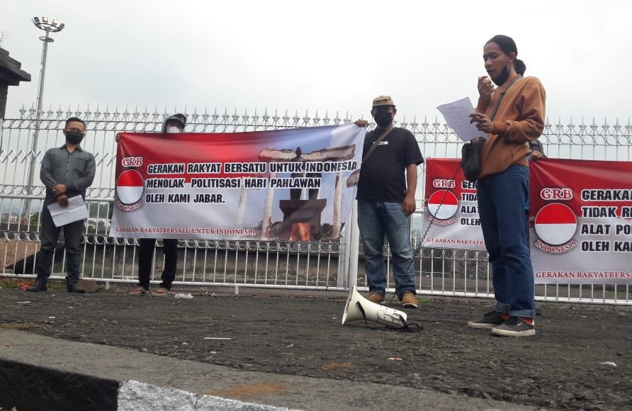 Sejumlah massa dari Gerakan Rakyat Bersatu (GRB) untuk Indonesia melakukan aksi damai di depan Taman Makam Pahlawan Nasional (TMPN) Cikutra, Kota Bandung, Senin (8/11).
