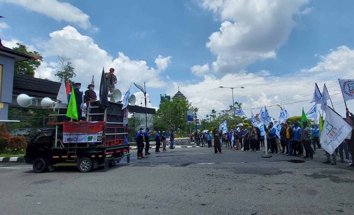 Ratusan buruh dan Pekerja lakukan aksi unjuk rasa di depan Perkantoran Pemkab Bandung. (Yully A Yulianty/Jabar Ekspres)