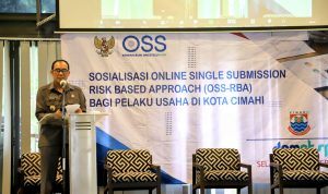 Pelaksana tugas (Plt) Wali Kota Cimahi Ngatiyana memberikan sambutan sekaligus bersosialisasi di acara peluncuran System Online Single Submission Risked Based Approach (OSS-RBA).